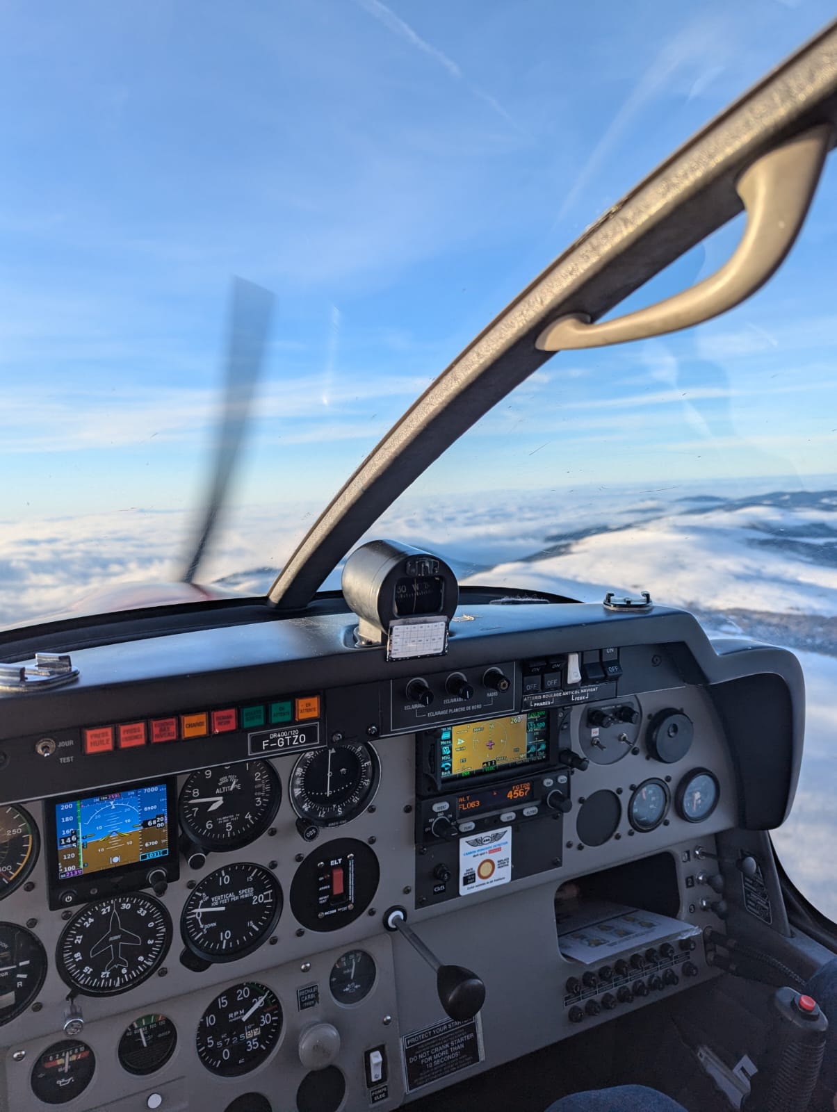 Photo de l'intérieur d'un cockpit DR 400